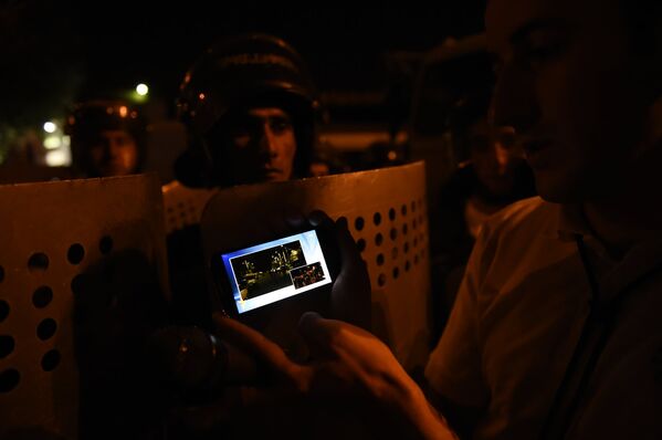 Армянский спецназ и демонстрант с телефоном. - Sputnik Армения