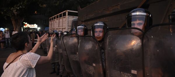 Демонстранты в районе захваченного здания полиции в Ереване - Sputnik Армения