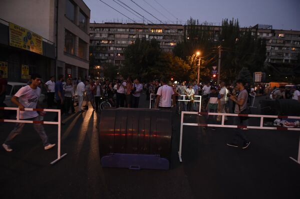Демонстранты возводят баррикады в Ереване. - Sputnik Армения