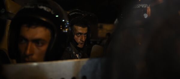 Армянские спецназовцы в районе захвата здания полиции в Ереване - Sputnik Армения