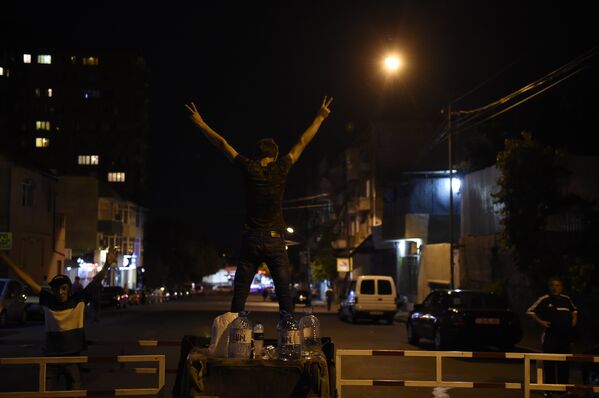 Демонстрант стоит на мусорном баке. - Sputnik Армения