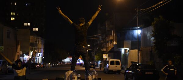 Демонстрант стоит на мусорном баке Демонстрант стоит на мусорном баке - Sputnik Армения