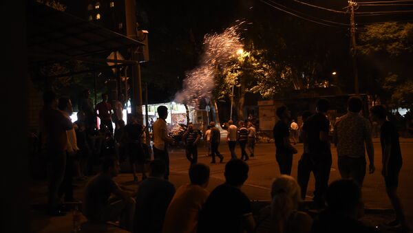 Кто-то из гражданских лиц устроил фейерверк в районе здания полиции, захваченного вооруженной группой. - Sputnik Արմենիա