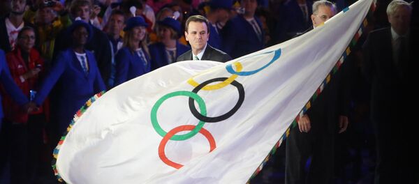Мэр Рио-де-Жанейро Эдуарду Паэш с олимпийским флагом Мэр Рио-де-Жанейро Эдуарду Паэш с олимпийским флагом - Sputnik Армения