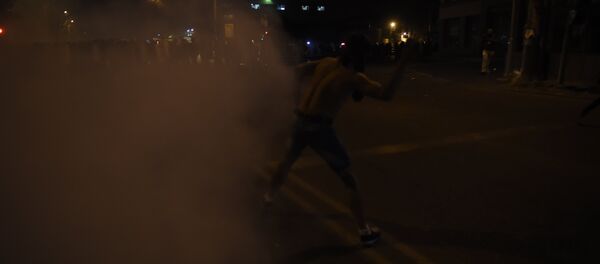 Демонстранты начали бросать камни Демонстранты начали бросать камни - Sputnik Արմենիա