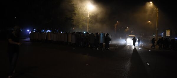 Բախում ոստիկանների և ցուցարարների միջև Բախում ոստիկանների և ցուցարարների միջև - Sputnik Արմենիա