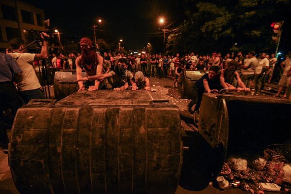 Демонстранты в Ереване сооружают баррикады Демонстранты в Ереване сооружают баррикады - Sputnik Армения