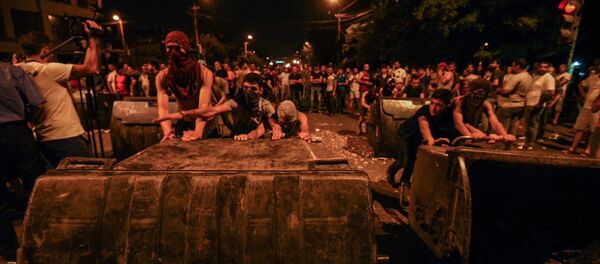 Демонстранты в Ереване сооружают баррикады - Sputnik Армения