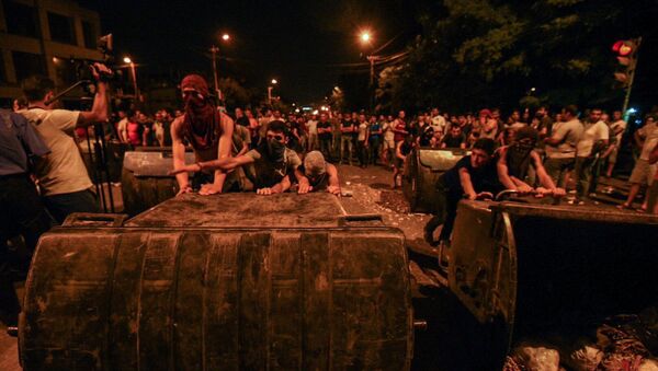 Демонстранты в Ереване сооружают баррикады - Sputnik Армения