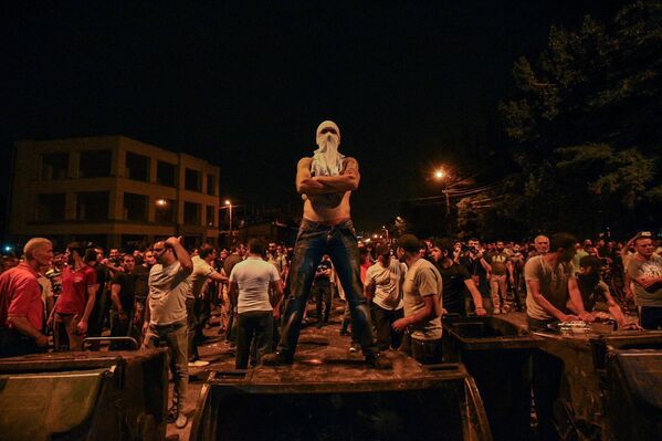 Демонстранты на баррикадах. После разгона митинга 20 июля они были разобраны. - Sputnik Армения