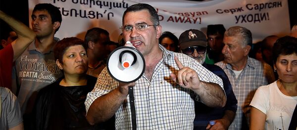 Столкновение полиции и демонстрантов в Ереване Столкновение полиции и демонстрантов в Ереване - Sputnik Армения