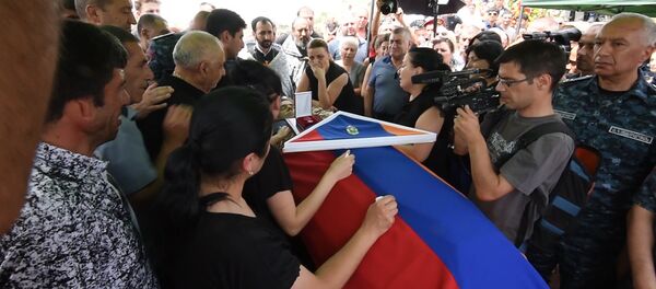 В Ереване простились с убитым при захвате здания полиции полковником В Ереване простились с убитым при захвате здания полиции полковником - Sputnik Армения