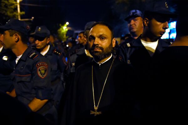 Священники пытаются обеспечить мирный ход митинга на территории захваченного здания полка ППС - Sputnik Армения