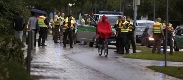 Полицейские рядом с местом стрельбы в Мюнхене Полицейские рядом с местом стрельбы в Мюнхене - Sputnik Армения