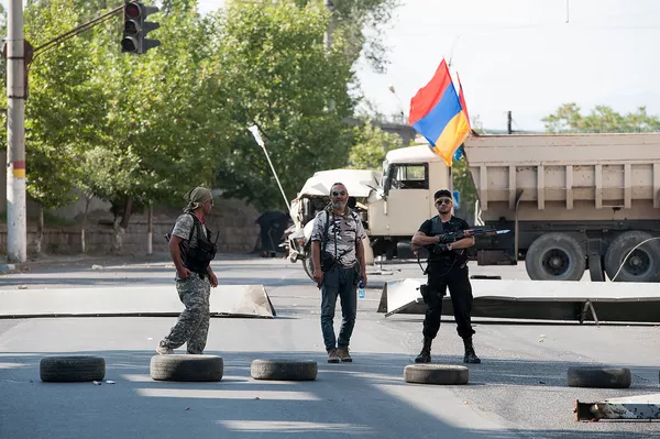 Члены группы захватившей здание полка ППС в Ереване Члены группы захватившей здание полка ППС в Ереване - Sputnik Армения