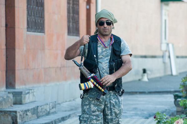Член вооруженной группы, захватившей здание полка ППС в Ереване - Sputnik Армения