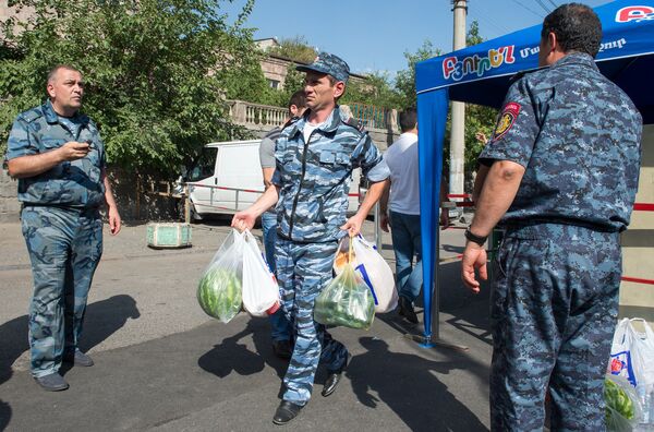 Сотрудники полиции привезли еду в захваченный полк - Sputnik Армения