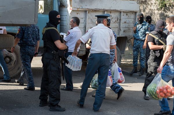 Полиция привезла еду и воду членам вооруженной группы - Sputnik Армения