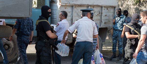 Члены вооруженной группы, захватившей здание полка ППС в Ереване Члены вооруженной группы, захватившей здание полка ППС в Ереване - Sputnik Արմենիա