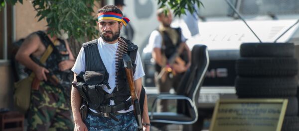 Члены вооруженной группы, захватившей здание полка ППС в Ереване Члены вооруженной группы, захватившей здание полка ППС в Ереване - Sputnik Армения