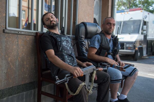 Члены вооруженной группы, захватившей здание полка ППС в Ереване - Sputnik Армения