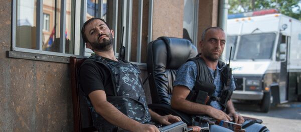 Члены вооруженной группы, захватившей здание полка ППС в Ереване Члены вооруженной группы, захватившей здание полка ППС в Ереване - Sputnik Արմենիա