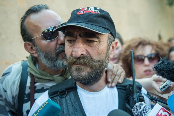 Члены вооруженной группы, захватившей здание полка ППС в Ереване. Павлик Манукян - Sputnik Армения