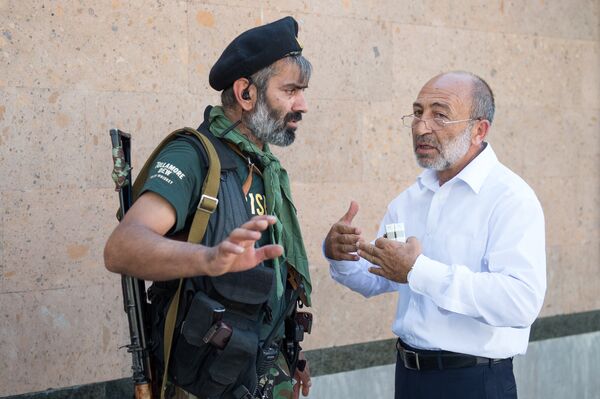 Член вооруженной группы по прозвищу Одинокий волк беседует с прибывшими в полк - Sputnik Армения