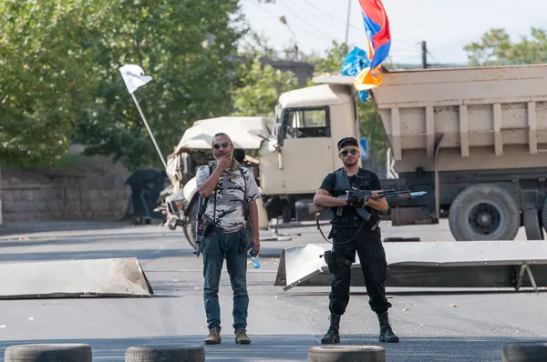 Члены вооруженной группы, захватившей здание полка ППС в Ереване Члены вооруженной группы, захватившей здание полка ППС в Ереване - Sputnik Армения