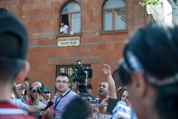 Журналисты на территории захваченного здания полка ППС в Ереване - Sputnik Армения