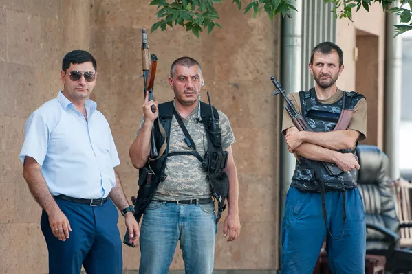 Члены вооруженной группы, захватившей здание полка ППС в Ереване Члены вооруженной группы, захватившей здание полка ППС в Ереване - Sputnik Армения