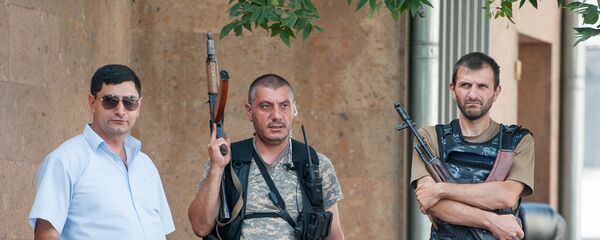 Члены вооруженной группы, захватившей здание полка ППС в Ереване Члены вооруженной группы, захватившей здание полка ППС в Ереване - Sputnik Արմենիա