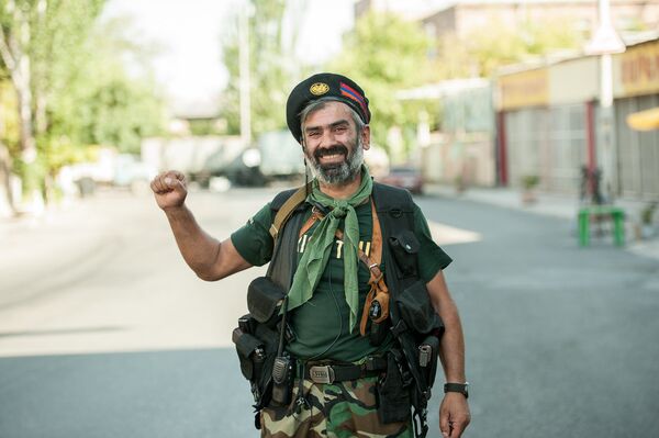 Члены вооруженной группы, захватившей здание полка ППС в Ереване Члены вооруженной группы, захватившей здание полка ППС в Ереване - Sputnik Армения