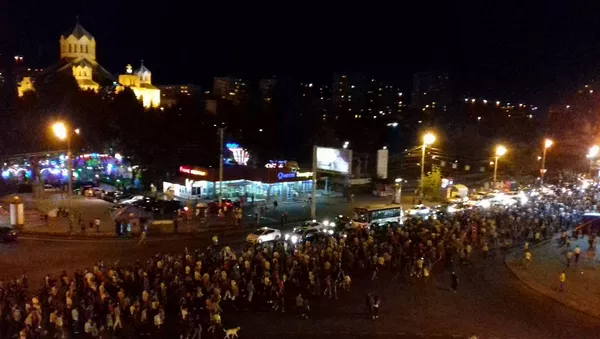 участники митинга проводят шествие по улицам Еревана - Sputnik Армения