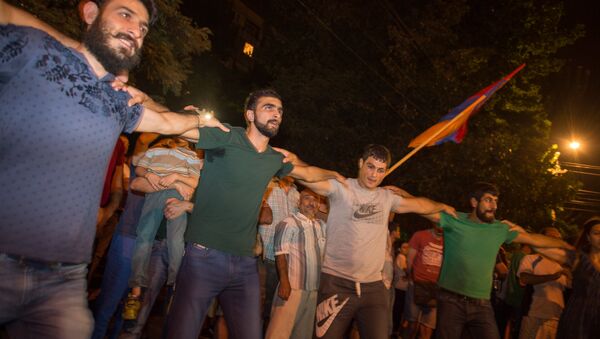 Шествие участников акции протеста в Ереване - Sputnik Армения