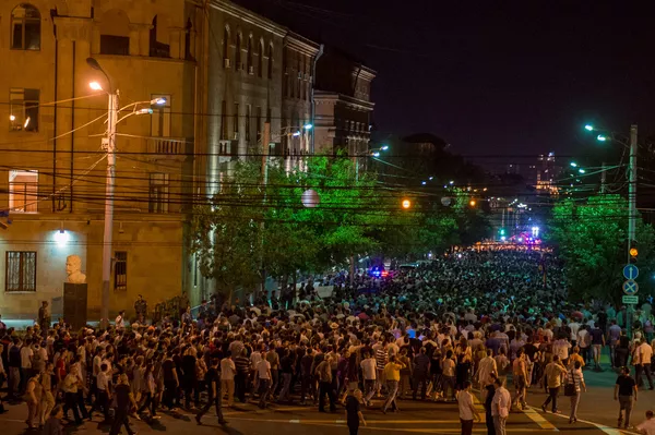 Шествие участников акции протеста в Ереване Шествие участников акции протеста в Ереване - Sputnik Армения