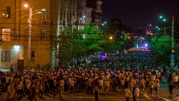 Шествие участников акции протеста в Ереване - Sputnik Армения