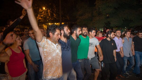 Участники акции протеста в Ереване танцуют кочари - Sputnik Армения