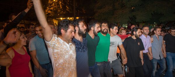 Участники акции протеста в Ереване танцуют кочари - Sputnik Армения