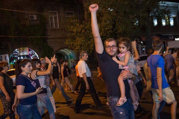 Шествие участников акции протеста в Ереване Шествие участников акции протеста в Ереване - Sputnik Արմենիա