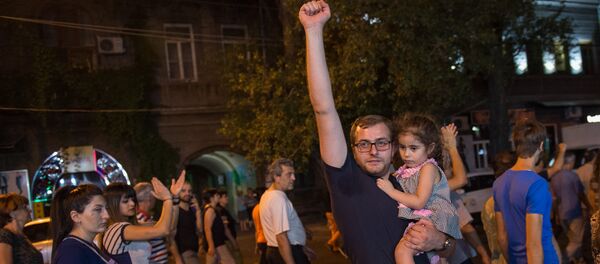 Шествие участников акции протеста в Ереване Шествие участников акции протеста в Ереване - Sputnik Армения