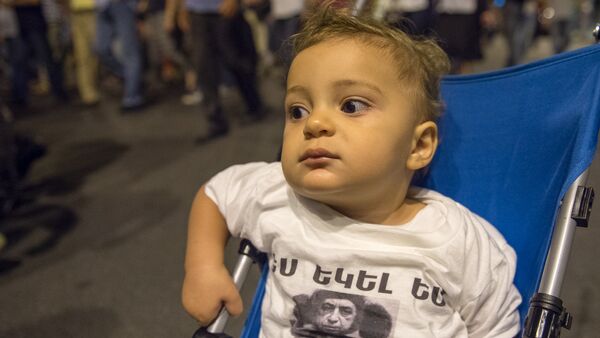 Ребенок на шествии сторонников группировки Сасна Црер в Ереване - Sputnik Армения