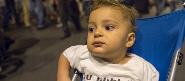 Ребенок на шествии сторонников группировки Сасна Црер в Ереване - Sputnik Армения