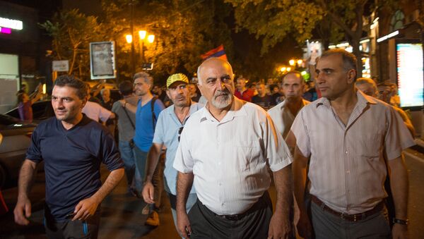 Паруйр Айрикян на шествии сторонников группировки Сасна Црер в Ереване - Sputnik Արմենիա