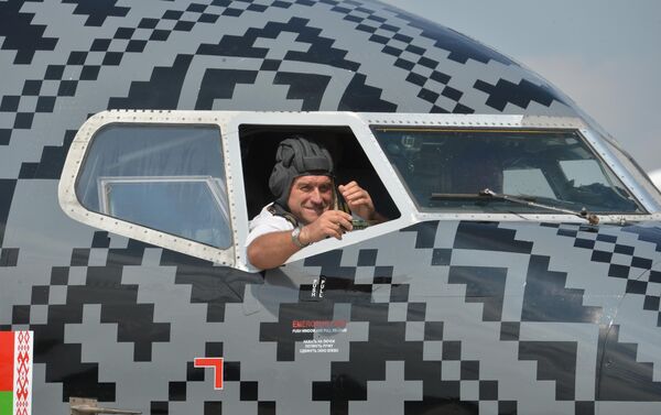 Пилот самолета Wot-Belavia с танкистским шлемом - Sputnik Армения