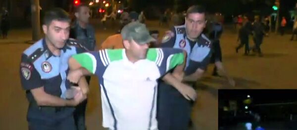 Полиция производит задержания на улице Хоренаци Полиция производит задержания на улице Хоренаци - Sputnik Արմենիա