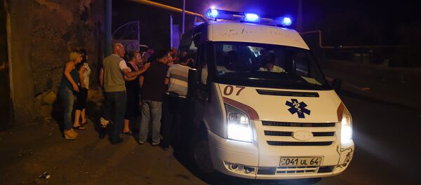 Скорая помощь на месте столкновений демонстрантов и полиции Скорая помощь на месте столкновений демонстрантов и полиции - Sputnik Արմենիա