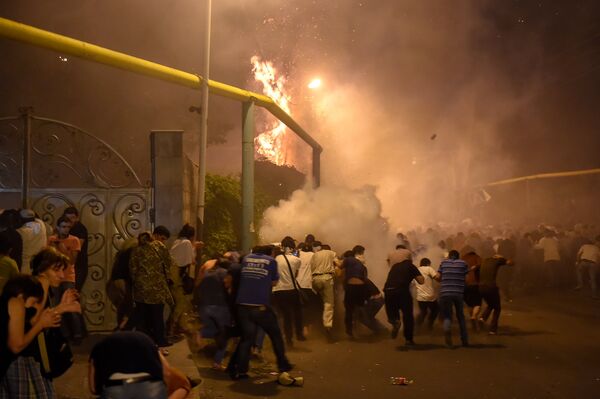 Разгон демонстрантов в Сари тахе Разгон демонстрантов в Сари тахе - Sputnik Армения