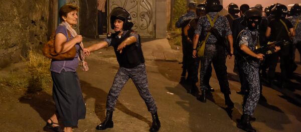 Разгон демонстрантов в Сари тахе - Sputnik Армения