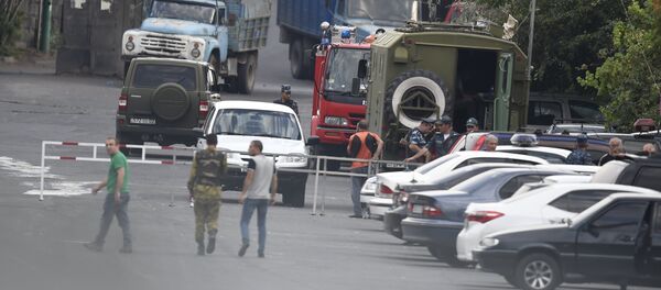 Ситуация на улице Хоренаци, у территории захваченного полка Ситуация на улице Хоренаци, у территории захваченного полка - Sputnik Արմենիա